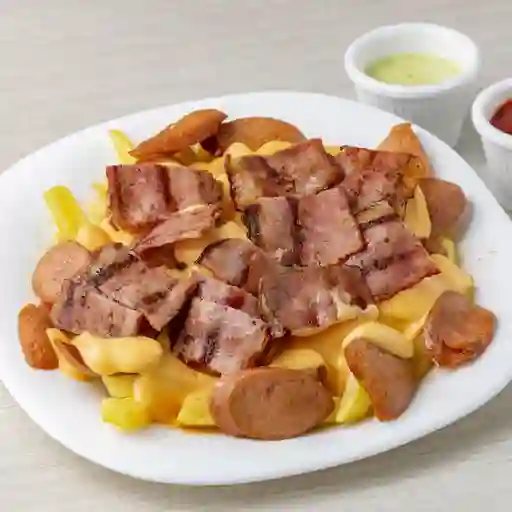 Salchipapas Chédar y Tocineta