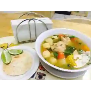 Caldo de Pollo Grande