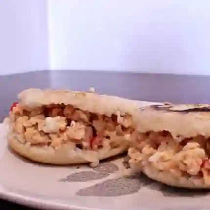 Arepa Rellena con Huevo en Perico