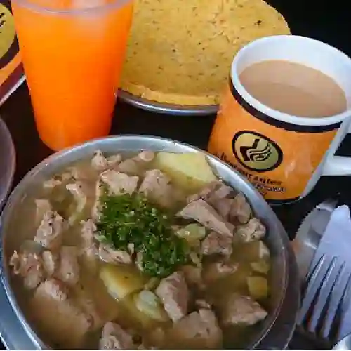 Caldo De Pollo Mas Huevos Pericos Y Bebida Caliente