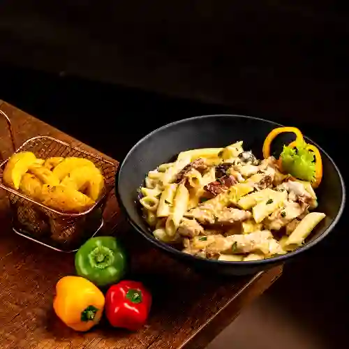 Pasta Penne con Pollo y Tocineta