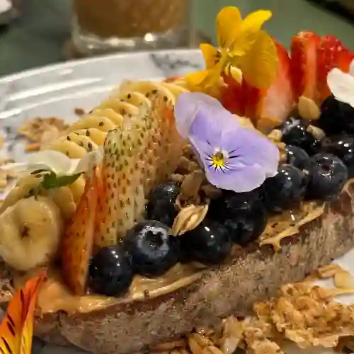 Tostada con Fruta y Mantequilla de Maní