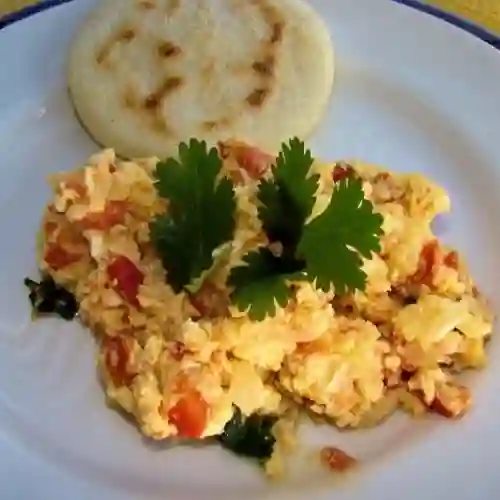 Huevos Pericos con Arepa y Bebida