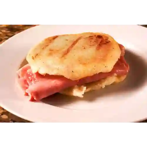 Arepa con Jamón y Queso