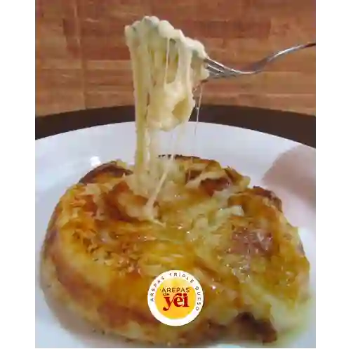 Arepa de Triple Queso, con Queso Rallado
