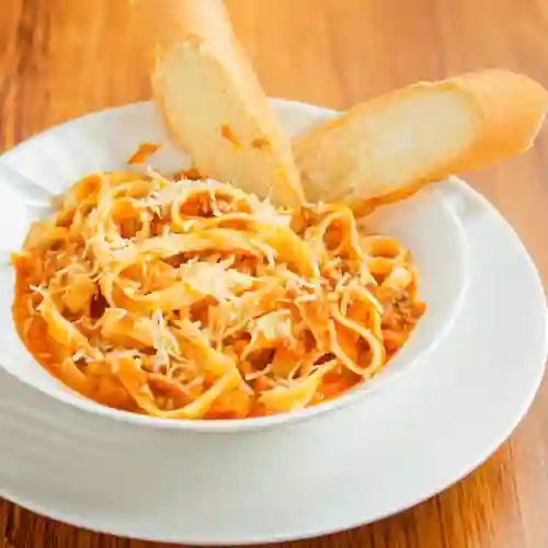 Fettucine en Salsa Boloñesa