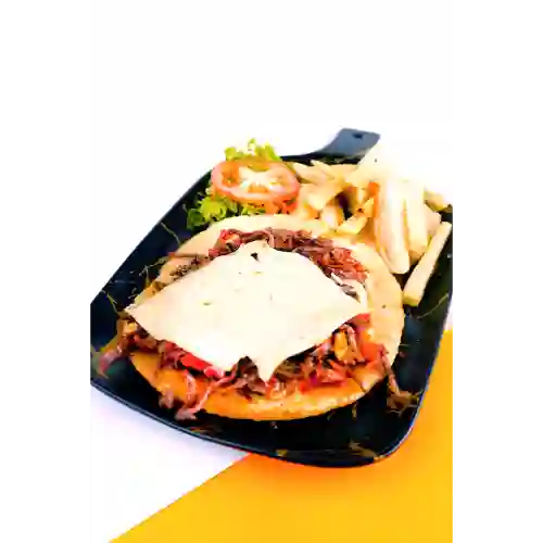 Arepa con Carne Desmechada O Pollo Desmechado
