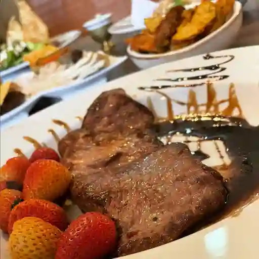Steack En Salsa De Balsamico Y Fresa