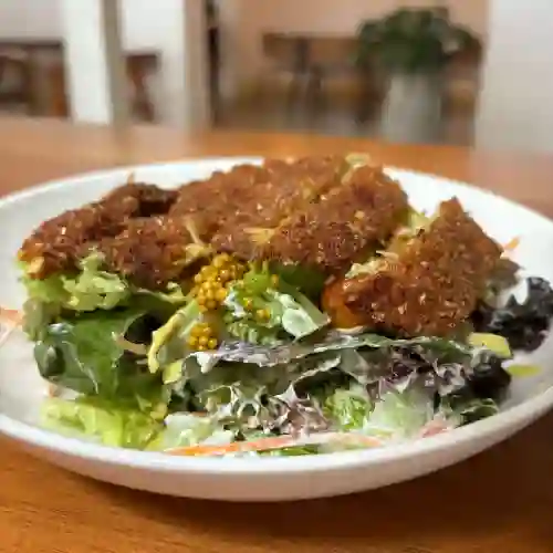 Ensalada con pollo crocante