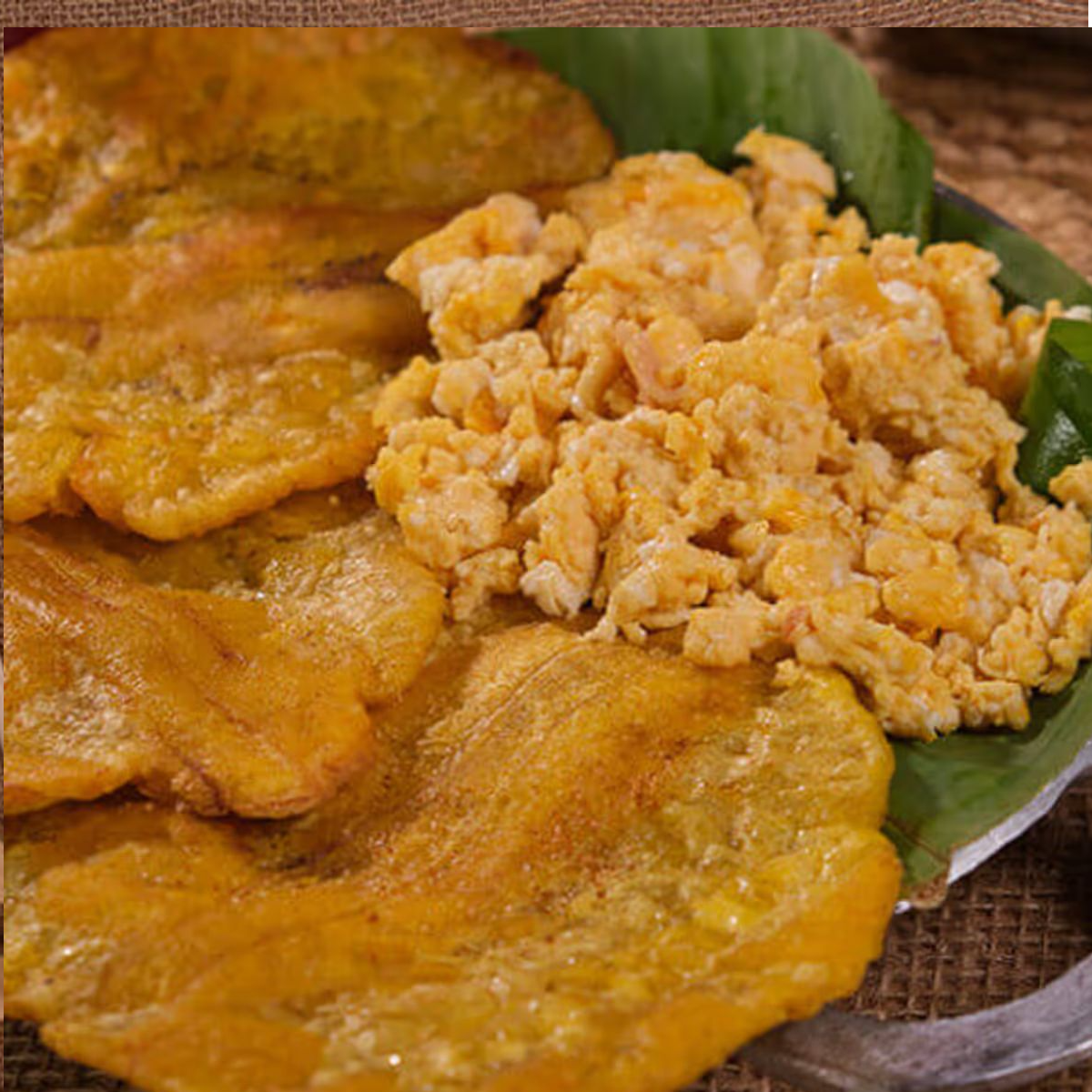 Huevos revueltos mas bebida gratis