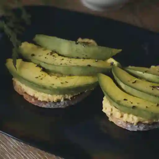 Tostada Hummus y Aguacate