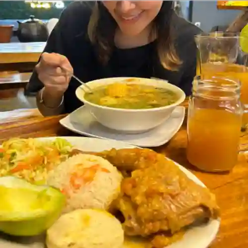 Sancocho de Gallina Campesina