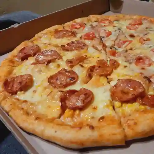 Pizza Pepperoni con Pollo y Champiñones