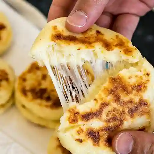 Arepa con queso y chocolate