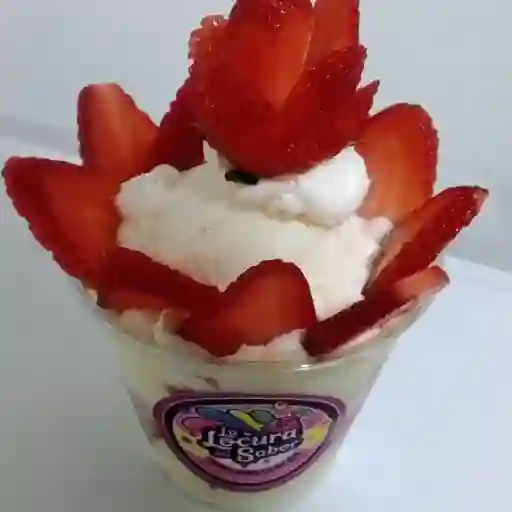 Fresas con crema y helado - vaso 9 onz