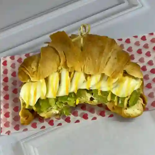 Croissant con Huevo Cocinado