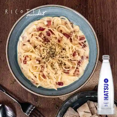 Combo Pasta Carbonara + Agua Hatsu sin Gas 300 ml
