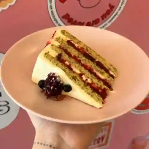 Porción Torta de Amapola y Frutos Rojos
