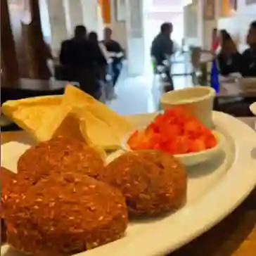 Falafel Con Pan Árabe