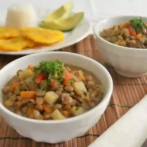 Bandeja con lenteja y sopa del día