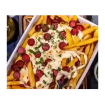 Salchipapa con Salsa Bechamel
