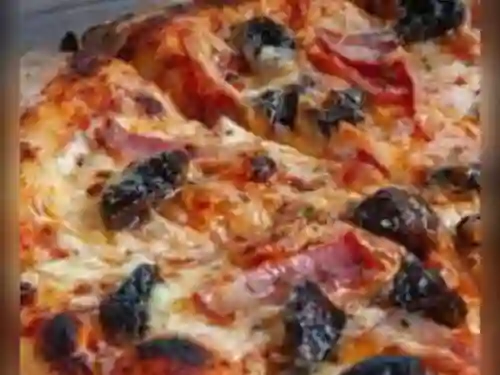 Pizza Tocineta con Ciruela