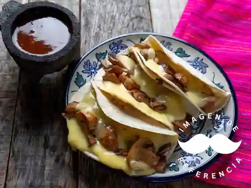 Quesadilla: Pollo y Champiñones.