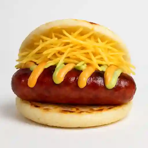 Arepa con Chorizo y Papas Cabello