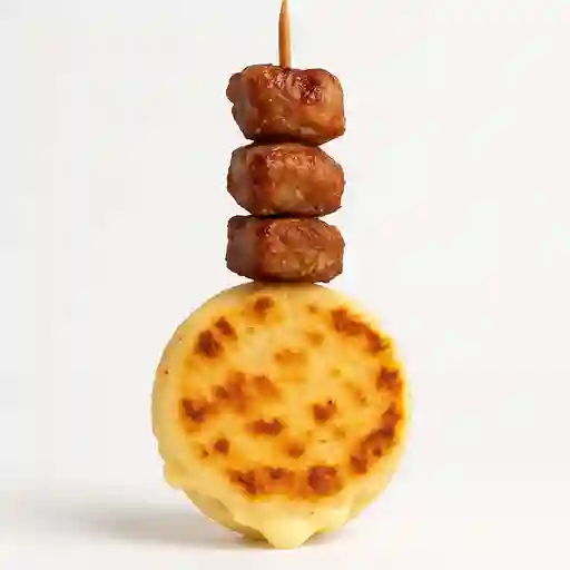 Pincho con Arepa Quesuda