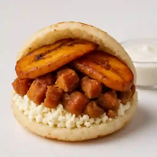 Arepa Rellena con Chicharrón y Madurita