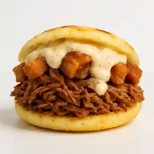 Arepa con Carne y Chicharrón