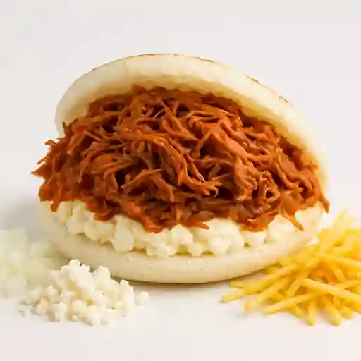Arepa Rellena de Carne Desmechada