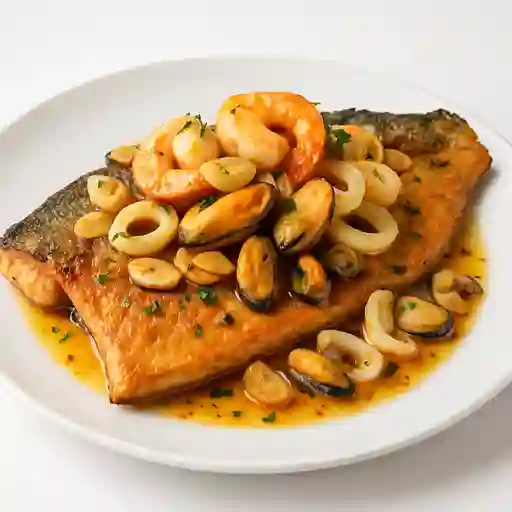 Trucha al Ajillo con Mariscos