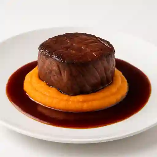 Filete de Res con Puré de Batata y Salsa de Amaranto