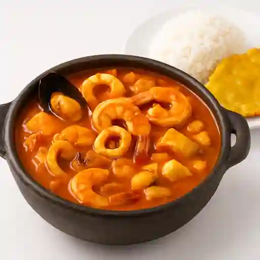 CAZUELA DE MARISCOS EN SALSA ROJA