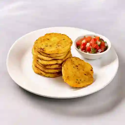 Patacones con Salsa Criolla