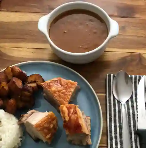 Sopa de Frijoles con Chicharrón