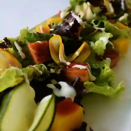 Ensalada De Salmon Y Salsa De Corozo