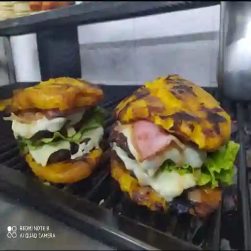 Arepa Patacón Burger Triple