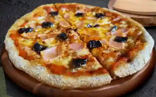 Pizza Jamón, Ciruela Pasa Y Miel  32