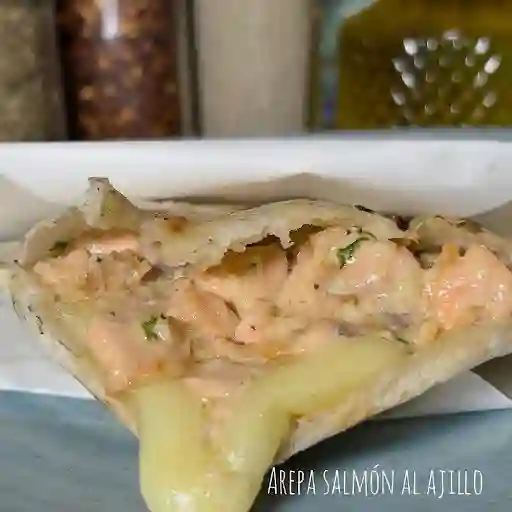 Arepa Salmon En Salsa De Maracuya.