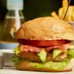 Hamburguesa de Pollo-tocino y Aguacate