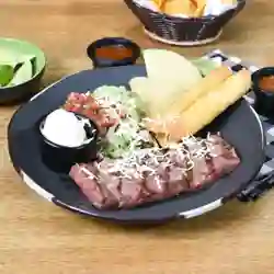 Steak Con Quesadillas Y Falutas
