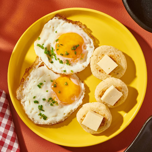Huevos Fritos Con Arepa Y Queso