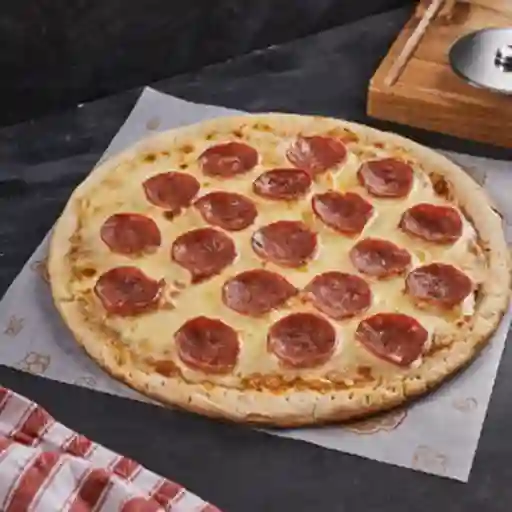 Pizza Con Salami Medium