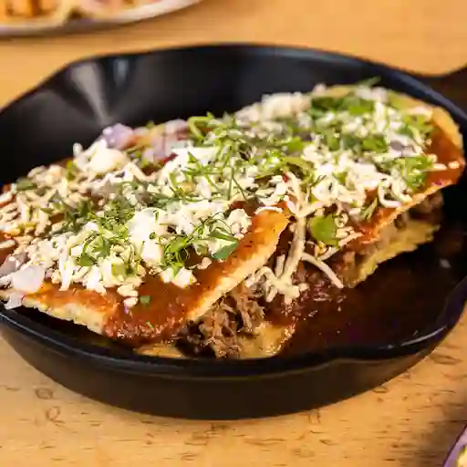 Chilaquiles Carnitas Rojos