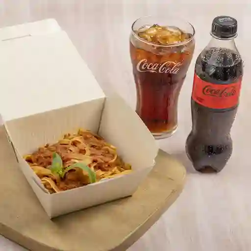 Medio Fettuccine Boloñesa + Coca Cola