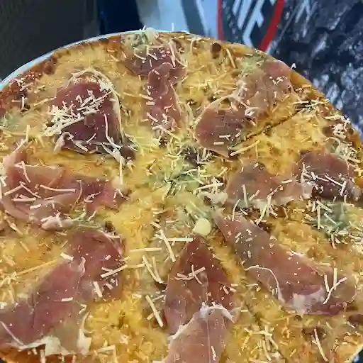 4 Formaggi + Prosciutto Medium