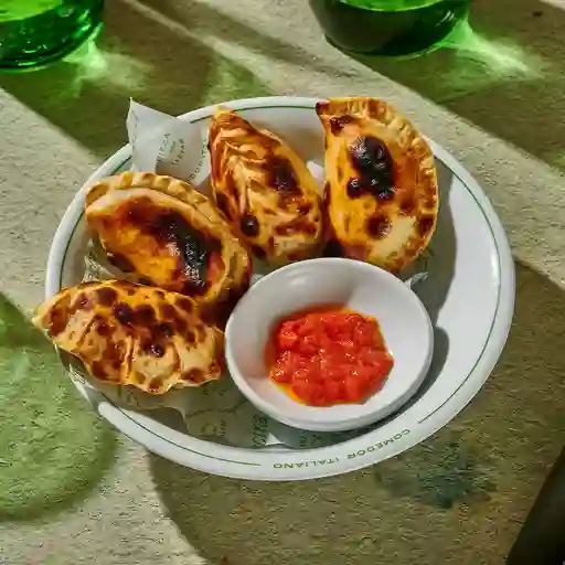 Empanada De Tomate Y Albahaca