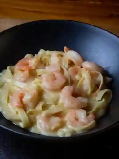 Fetuccine Alfredo Con Camarones